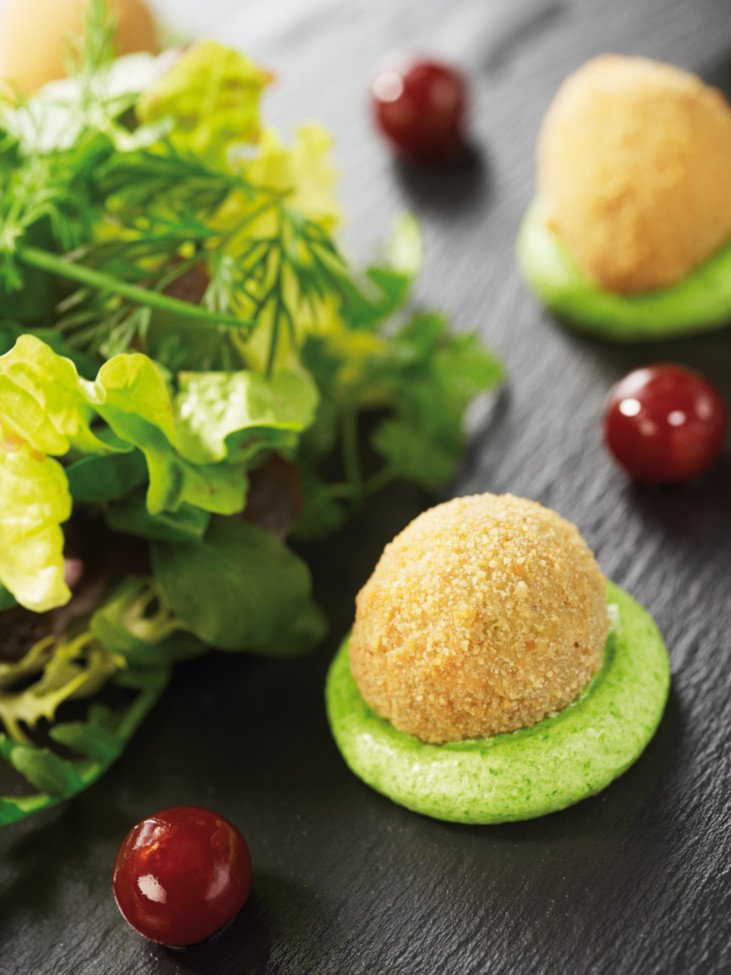 Bonbons croquants d’escargots, purée de persil et salade aux herbes