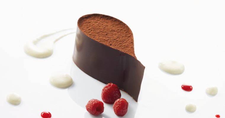 Enrubanné de chocolat au praliné et Framboisines®, coulis de poire