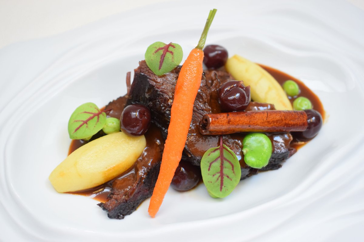 Joues de bœuf mijotées au pinot noir du Jura, pommes cannelle et Griottines®