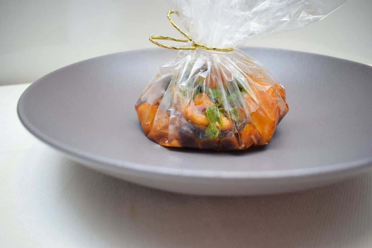 Papillote de volaille au Macvin, Pommes, Griottines® et fruits secs