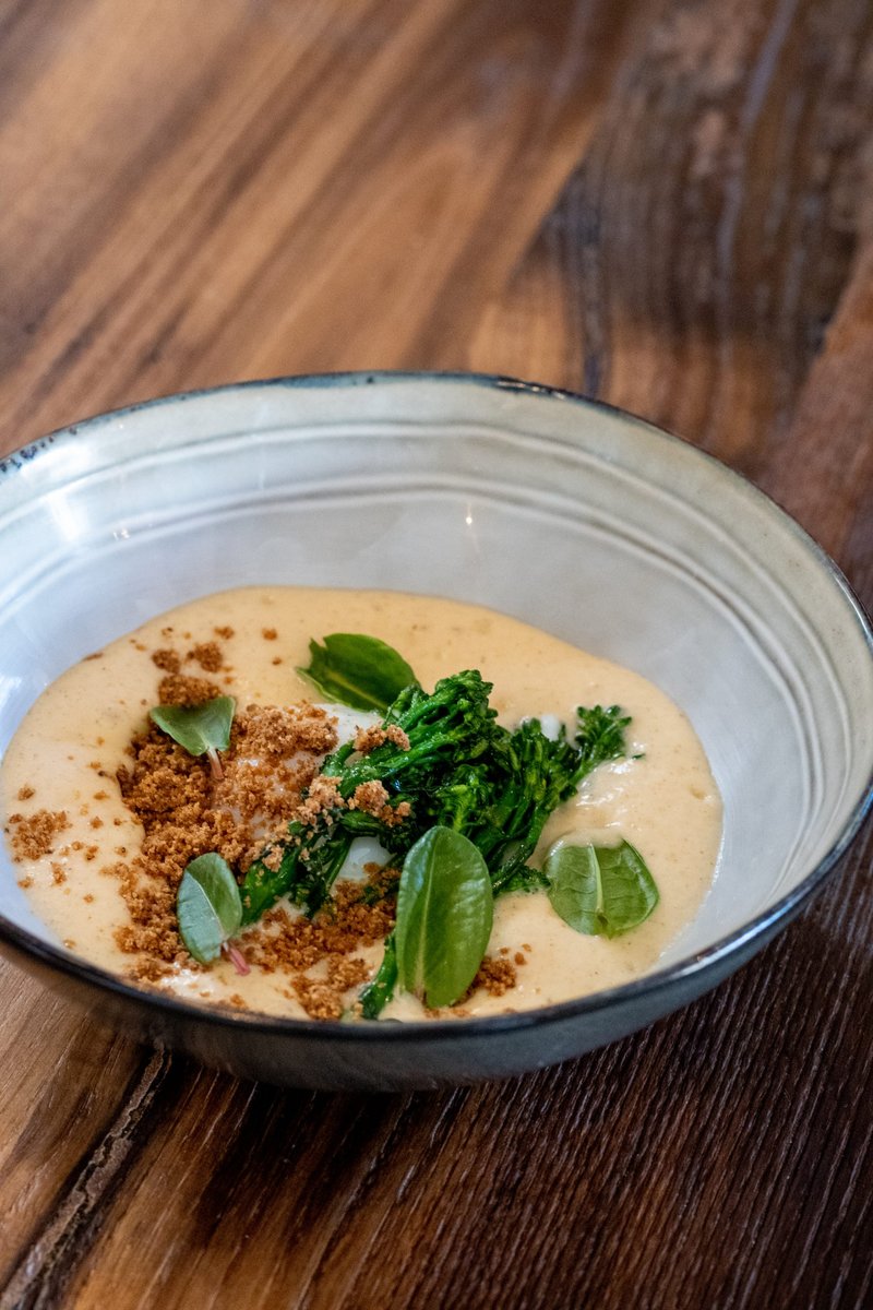 Oeuf Poché, Mousseux de Polenta au Roquefort et Crumble de Maïs Grillé et Jeunes Pousses