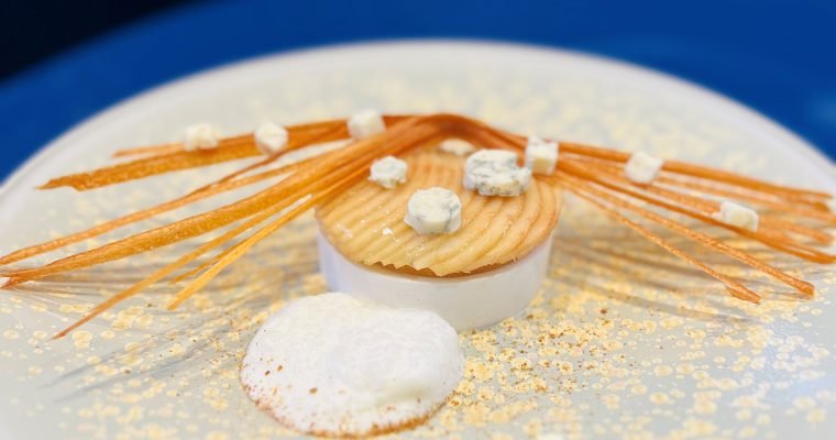 Poire de Notre Vallée au Naturel en Fine Coque de Meringue, Délicate Crème à la Liqueur de Roquefort Massenez